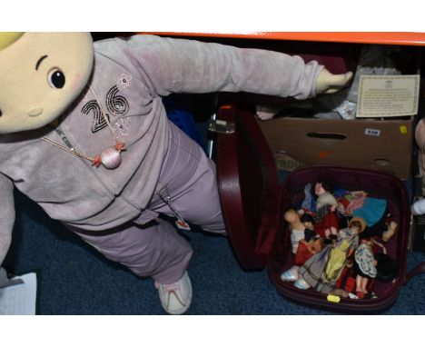 A QUANTITY OF DOLLS to include a small case of folk souvenir dolls, a boxed collectors doll, a Leonardo Collection nun doll d