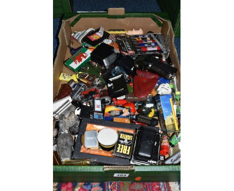A BOX OF COLLECTABLE NOVELTY AND VINTAGE LIGHTERS to include a Ronson Varaflame in original box with an opalescent , a Ronson