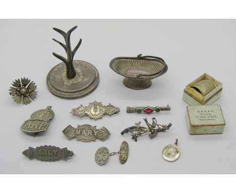 Collection of silver jewellery and bijouterie to include four antique brooches, an ARP badge, a ring tree, boxed thimble, etc