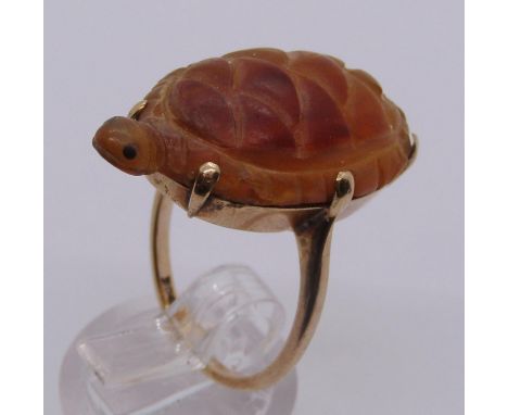 Unusual 9ct tortoise ring set with carved tortoiseshell, size P/Q, 4.9g 