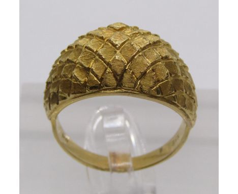 18k bombe style ring with textured finish, size N, 5.1g 