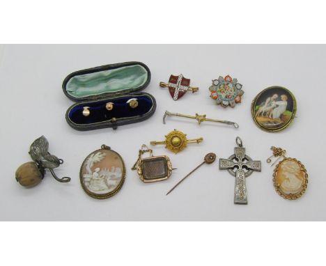 Mixed lot of antique and vintage jewellery to include a fox mask stock pin stamped 'A.J.H. 9ct &amp; Sil', an Aesthetic Movem