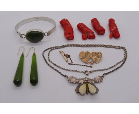 Collection of jewellery comprising a pair of green chatoyant drop earrings with 9ct hooks, a 9ct Mizpah brooch (replacement p