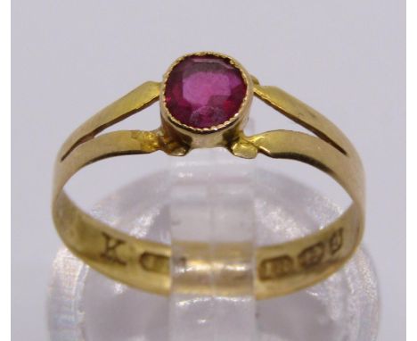 Late Victorian 18ct bezel set ruby ring, size L/M, 1.3g 