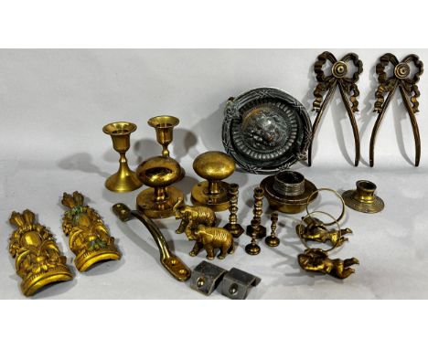 A circular brass lion mask door knocker 13cm wide, brass tie backs, a pair of brass door knobs, miniature candlestick etc, to