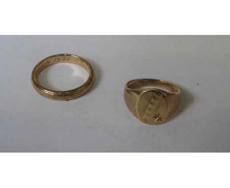 9ct GOLD WEDDING BAND AND 9ct GOLD SIGNET RING 