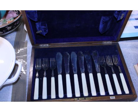 A boxed set of vintage cutlery 