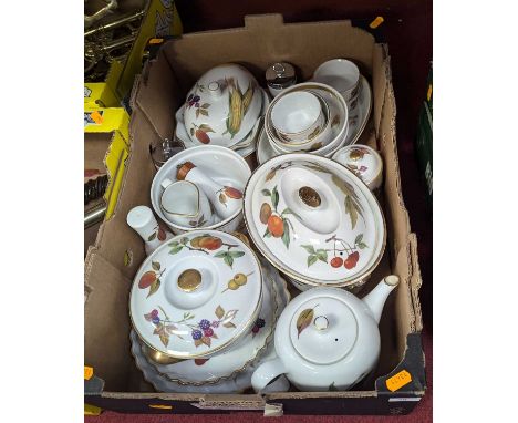 A collection of Royal Worcester Evesham pattern dinner wares