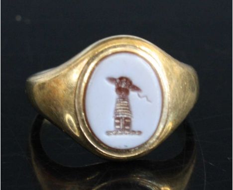 A child's 9ct gold and agate set signet ring, 3.5g, size E