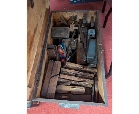 A collection of vintage woodworking tools, to include moulding and block planes 