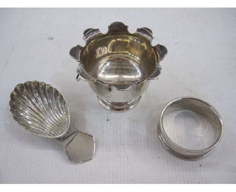 Silver shell-bowl caddy spoon, Sheffield 1942, a silver  miniature urn with scalloped everted rim and lion's mask handles, Bi