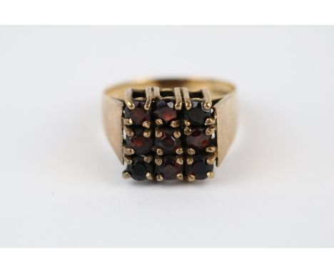 Ladies 1970s design Garnet claw set ring. Size R 5.5g total weight 