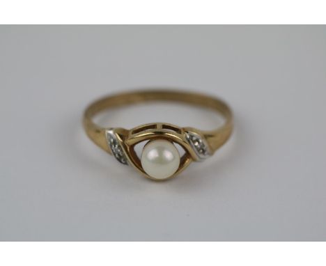 Ladies 9ct Gold Ring set with Cultured pearl size O. 1.8g total weight 