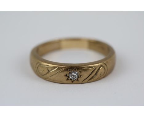 Gents 9ct Gold ring with engraved detail and inset Diamond Size T. 6.2g total weight 