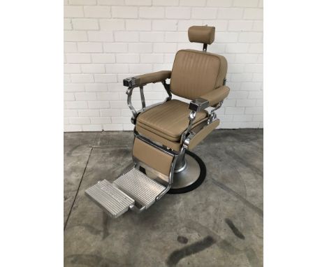 Very nice, completely restored vintage Belmont barber chair. Height: 110 cm. Width: 75 cm. Depth: 102 cm. Condition: Very goo