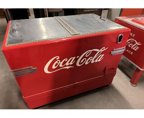 Vintage Coca-Cola Refrigerator on Wheels Height: 92 cm. Width: 107 cm. Depth: 68 cm. Condition: Good. Location: France, Dévil