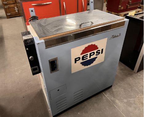 Vintage Coin-Op Pepsi Refrigerator Height: 92 cm. Width: 100 cm. Depth: 52 cm. Condition: Good. Location: France, Déville-les