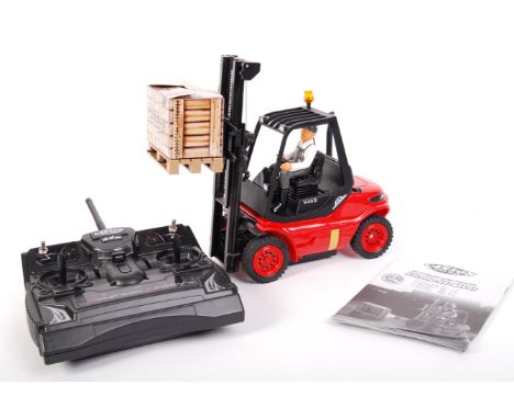 A superb Carson Model Sport made scale model radio controlled RC ' Linde H40D ' Fork Lift. Superbly made, and in full working