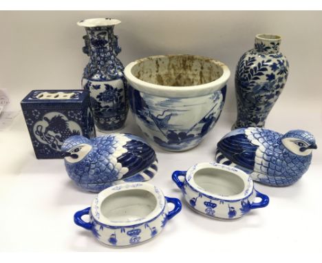 A collection of blue and white ceramic items. Some damages, see images.