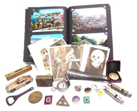 ASSORTED COLLECTABLES  comprising a British service issue pocket compass by Dennison, dated 1917, serial no.19622; a brass 'O