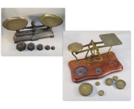 A FRENCH CAST IRON BALANCE SCALE "FORCE 10 KILOG" WITH TWO BRASS PANS AND A SET OF WEIGHTS (2kg, 1kg, DEMIkg, 2 HECTOG AND 1 