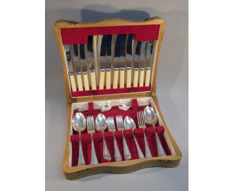 A SIX PLACE CANTEEN OF SILVER PLATED CUTLERY BY SPOON & FORK PRODUCTS LTD, SHEFFIELD, CASED, A SET OF SIX FISH EATERS, CASED,