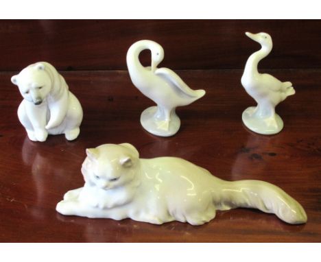A LLADRO MODEL OF A POLAR BEAR (H: 12cm), TWO GEESE AND A NAO PERSIAN CAT (25cm) [4]