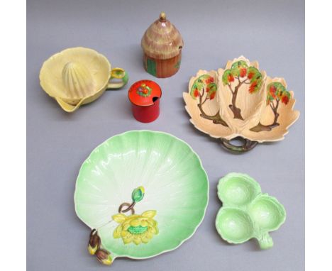 A CARLTON WARE OAK TREE PATTERN LEAF SHAPED THREE DIVISION DISH, THE BASE WITH PRINTED FACTORY MARK IMPRESSED '7611' (W: 25cm