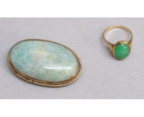 A 9ct GOLD OVAL BROOCH (7.9g GROSS) TOGETHER WITH A 14K GOLD RING SET GREEN JADE STONE, RING SIZE G½ (2.9g GROSS) [2]