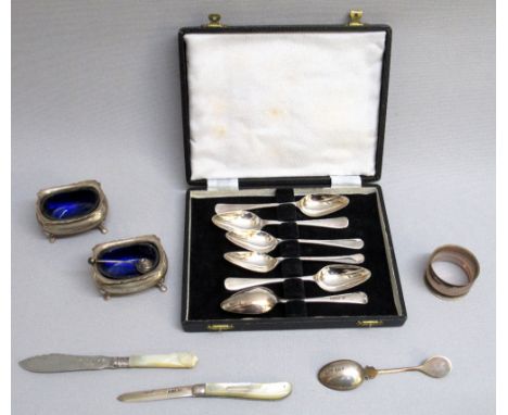 A SET OF SIX SILVER GRAPEFRUIT SPOONS BY ALLENS, SHEFFIELD 1947, CASED, A PAIR OF SILVER SALTS WITH BLUE GLASS LINERS BY HARR