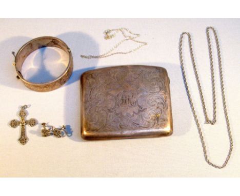 A SILVER CIGARETTE CASE, SILVER BANGLE, SILVER FILIGREE CROSS PENDANT, A PAIR OF MARCASITE EARRINGS AND TWO SILVER NECKLACES 