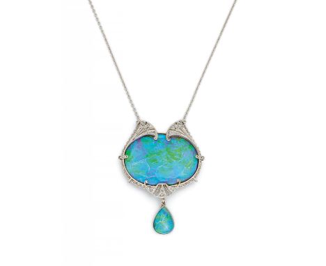 OPAL-DIAMANT-COLLIER. Datierung: Um 1920. Material: Platin, getestet. Gesamtgewicht: ca. 16,0 g. Maße: Anhänger 4,8 x 3,5 cm,