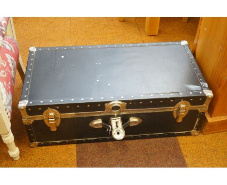 Locking trunk 