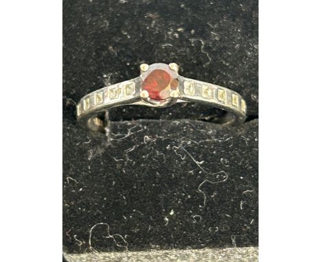 9ct White gold ring set with red &amp; clear stones Size S 3g 