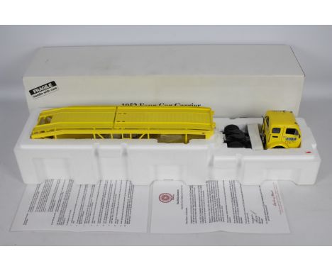 Danbury Mint - A boxed 1:24 scale diecast 'The 1952 Car Transporter' by Danbury Mint. The model appears to be in Mint conditi