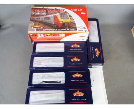 Bachmann Branch-Line - an OO gauge boxed set class 221 Virgin Super Voyager 5-car unit with unique tilting action, # 32-625, 