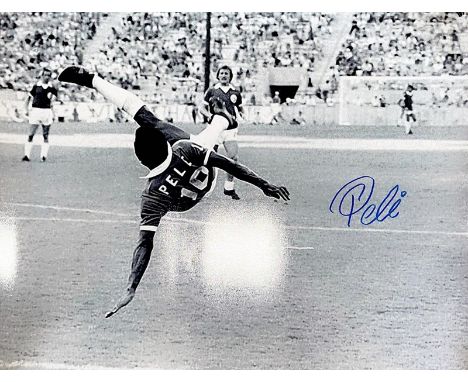 Football Pele signed 20x16 New York Cosmos black and white photo. Regarded as one of the greatest players of all time and lab