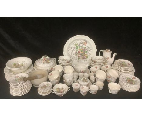 A Royal Doulton Hampshire pattern tea, dinner and coffee service, approx. 115 pieces 