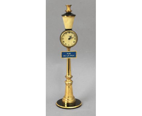 Jaeger Lecoultre. "Rue de la Paix" reloj despertador hacia 1950. En forma de farola en metal dorado, esfera con numeración ro