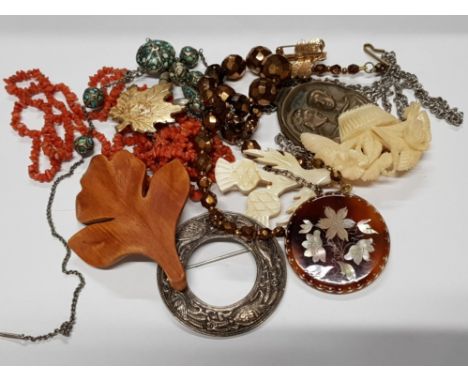 BAG OF MIXED COSTUME JEWELLERY INCLUDES MOTHER OF PEARL BROOCH TOGETHER WITH CORAL BRACELET AND SILVER BROOCH ETC