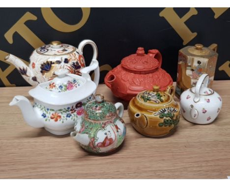 19TH CENTURY AND LATER SMALL AND MINATURE TEAPOTS TO INCLUDE A CHINESE FAMILLE ROSE, JAPANESE SATSUMA, ROYAL CROWN DERBY AND 