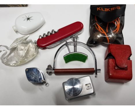 TRAY OF MISCELLANEOUS INCLUDES SWISS KNIFE, GUITAR CAP, CRYSTAL SWAN, GOWLLANDS LOUPE AND ACTINO GERMANY LIGHT METER ETC