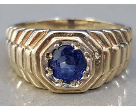 GENTS 9CT GOLD AND LARGE SAPPHIRE RING WITH ROLEX PATTERN SHOULDERS, SIZE R 5.6G GROSS