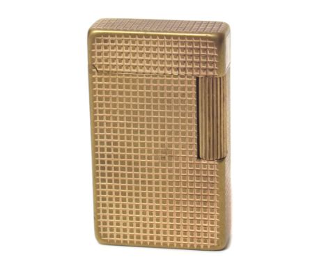 Dupont yellow metal lighter, gross weight 94.6g, 58mm x 34mm x 13mm.Duport yellow metal lighter Condition reports are not ava