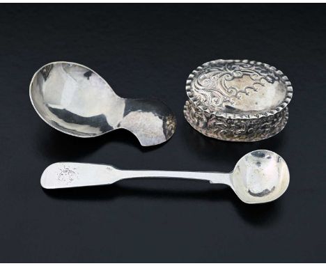 An Elizabeth II silver Arts &amp; Crafts style tea caddy spoon, with planished exterior, Guild of Handicraft, London 1991, le