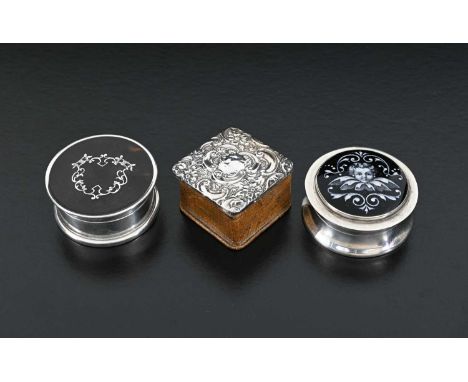 An Edwardian silver patch box, the hinged cover with an applied plaque of a putto, sponsor's mark possibly 'G&amp;B Sons', Lo