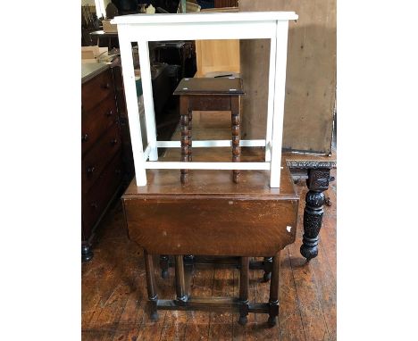 An early 20th Century oak gate leg table, a white painted side table and a small oak plant stand, together with an early 20th