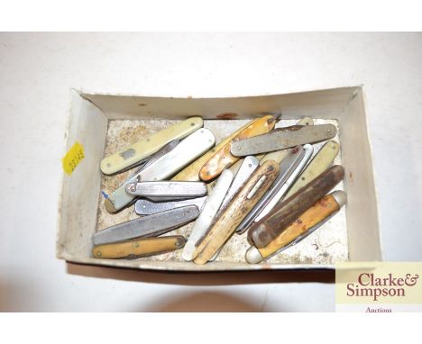 A quantity of various vintage pen knives