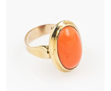 8 kt Gold Ring mit Koralle,   GG 333/000, zentral ovaler Korallencabochon, schlichte Gestaltung, RW 58, ca. 5.3 g, Versand nu