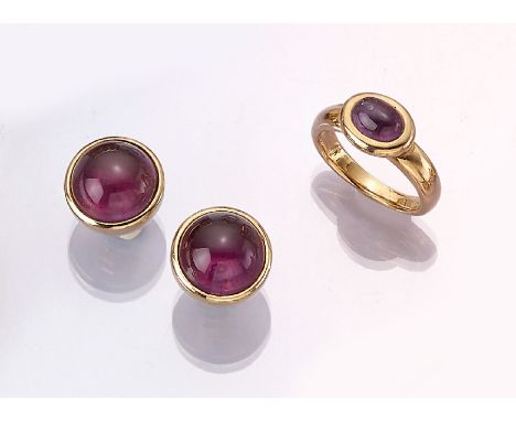 18 kt Gold Konvolut mit Amethysten,   GG 750/000, best. aus: Ring und Paar Ohrstecker, je 1 ovaler bzw. runder Amethystcaboch